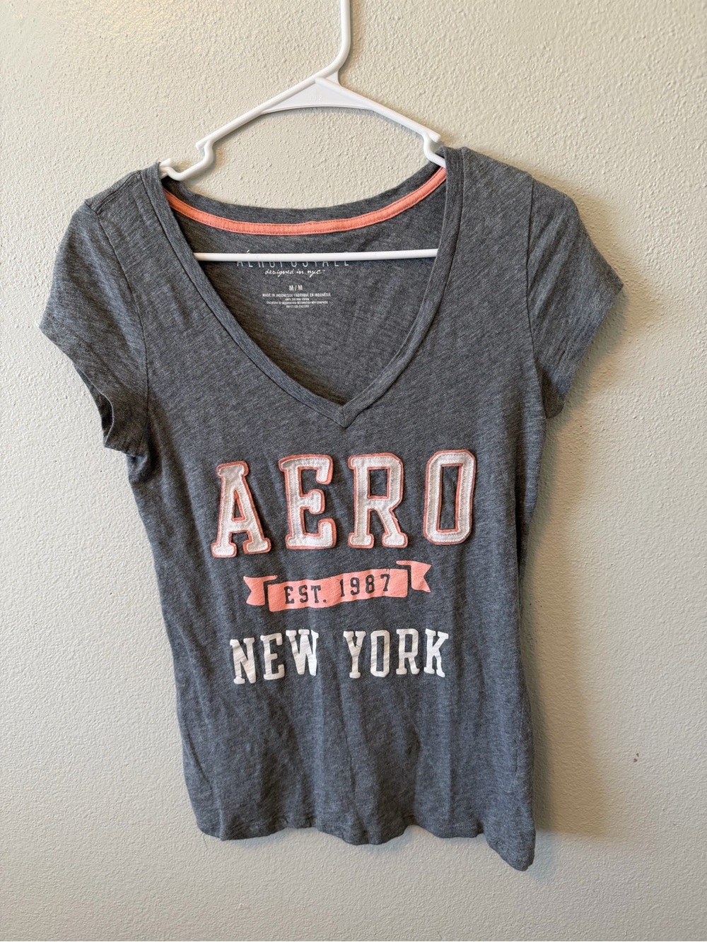 Vintage Y2K Aeropostale Graphic Fitted Tee V-Neck Preppy Logo T-Shirt Gray Coral
